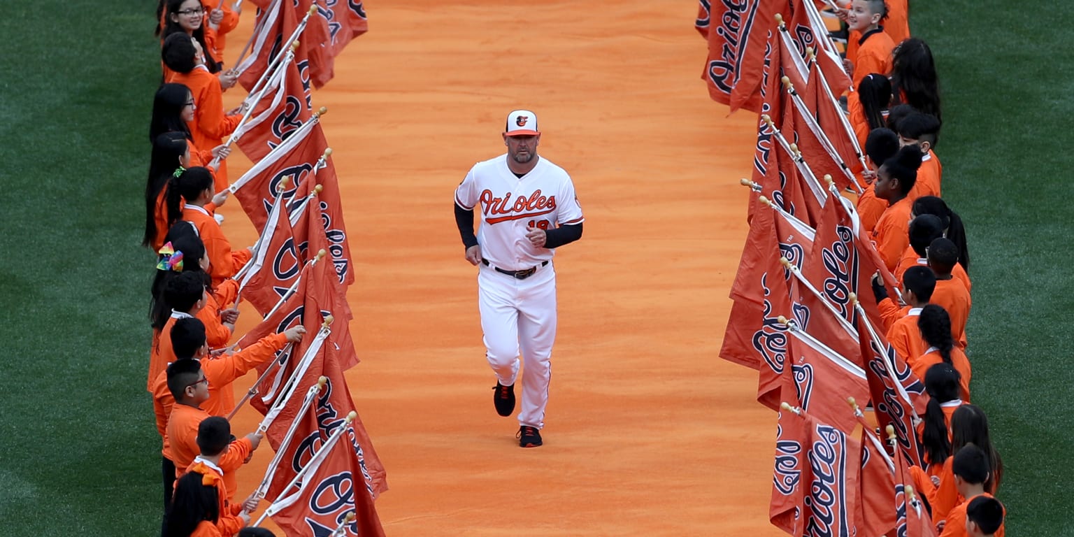 Trey Mancini welcomed back to Camden Yards with rousing ovation