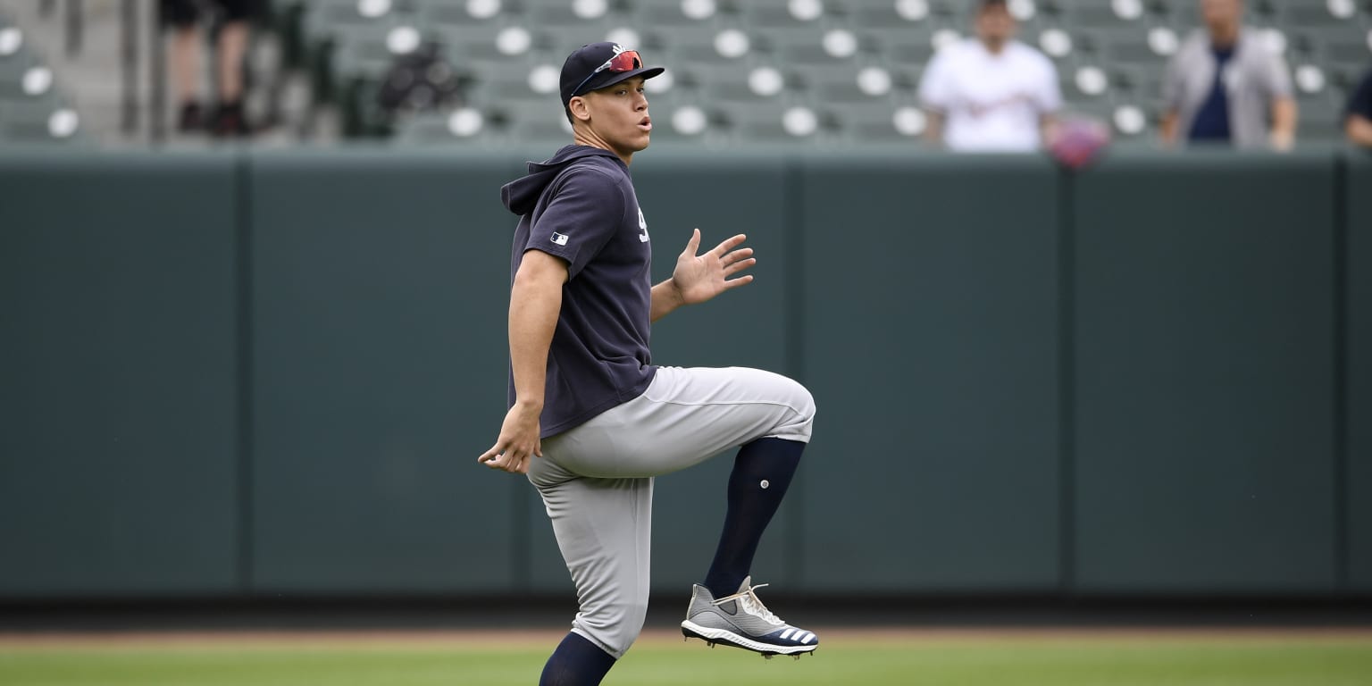 Aaron Judge hits off tee in injury recovery