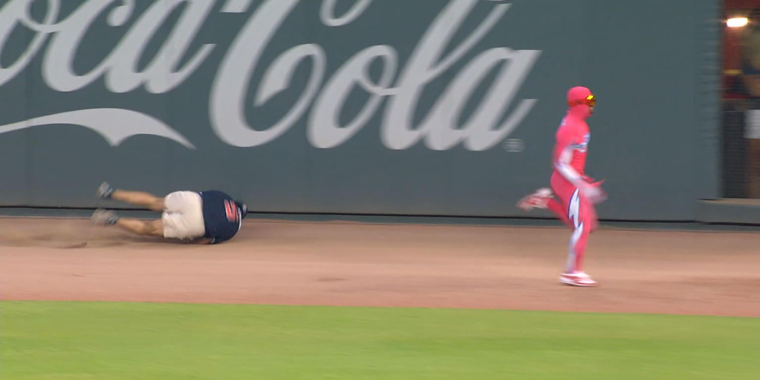 Braves fan stumbles near finish line, falls inches short of beating 'The  Freeze' in foot race