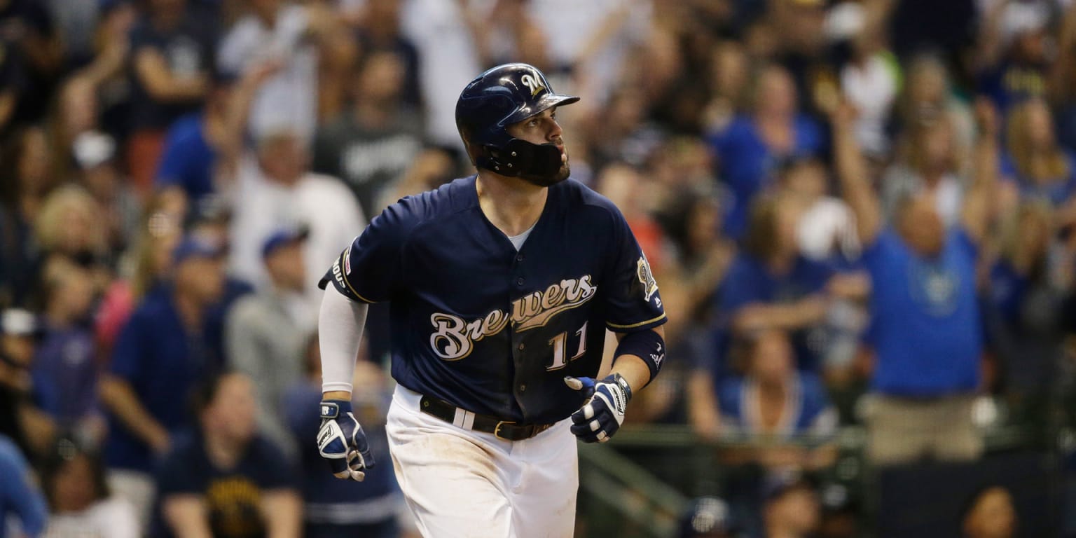 Report: Brewers considering reunion with Moustakas, Padres in play