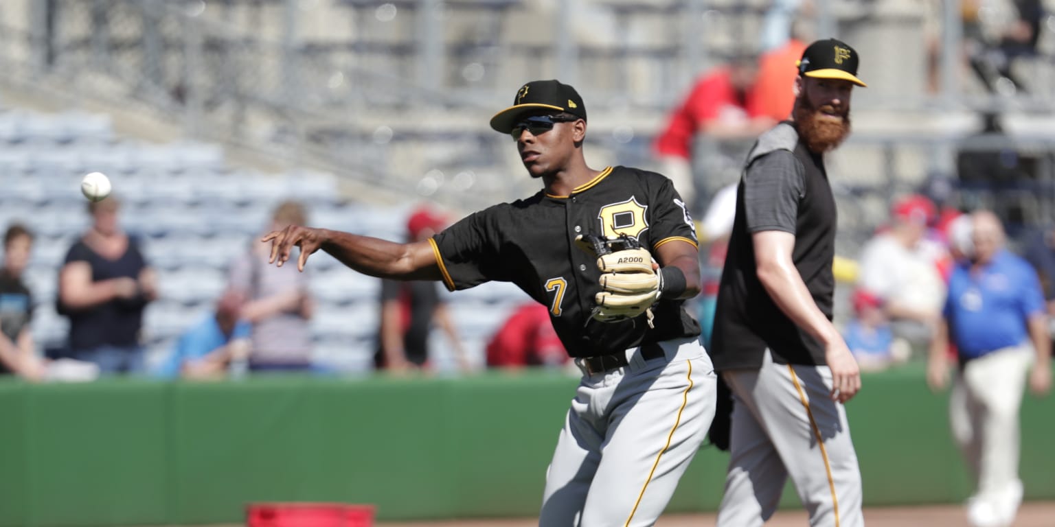 Ke'Bryan Hayes looks for Gold Glove, improvement on offense