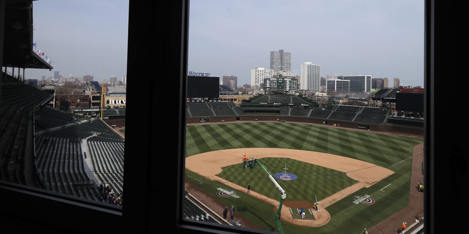 Wrigley Field the morning after: Fans flock to stadium to honor team