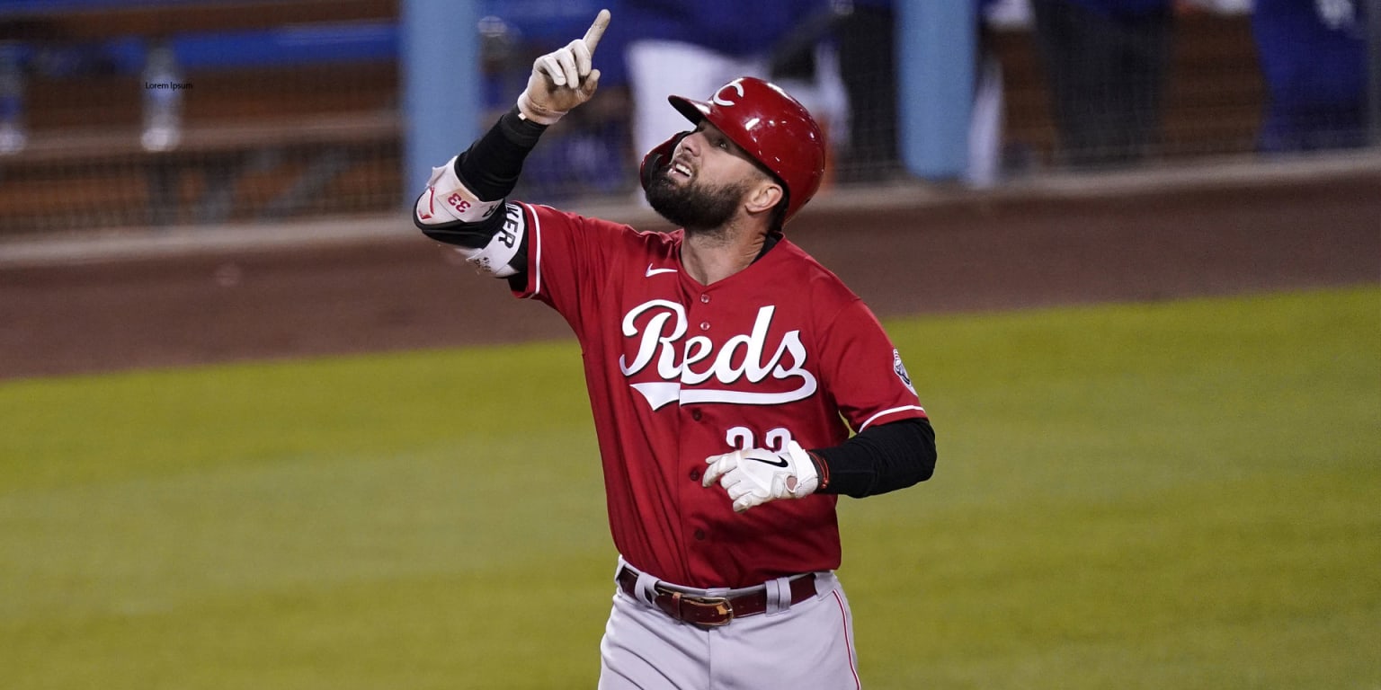 Reds heat up, chip away at Brewers' lead