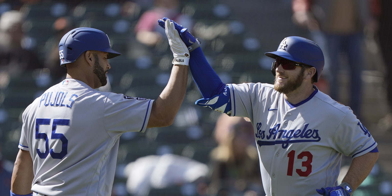 SPLASH SHOT! Max Muncy DESTROYS home run into McCovey Cove! 