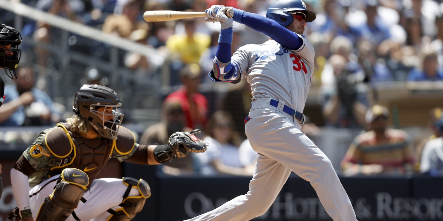 Cody Bellinger LAUNCHES 2-run homer to put Dodgers on the board in