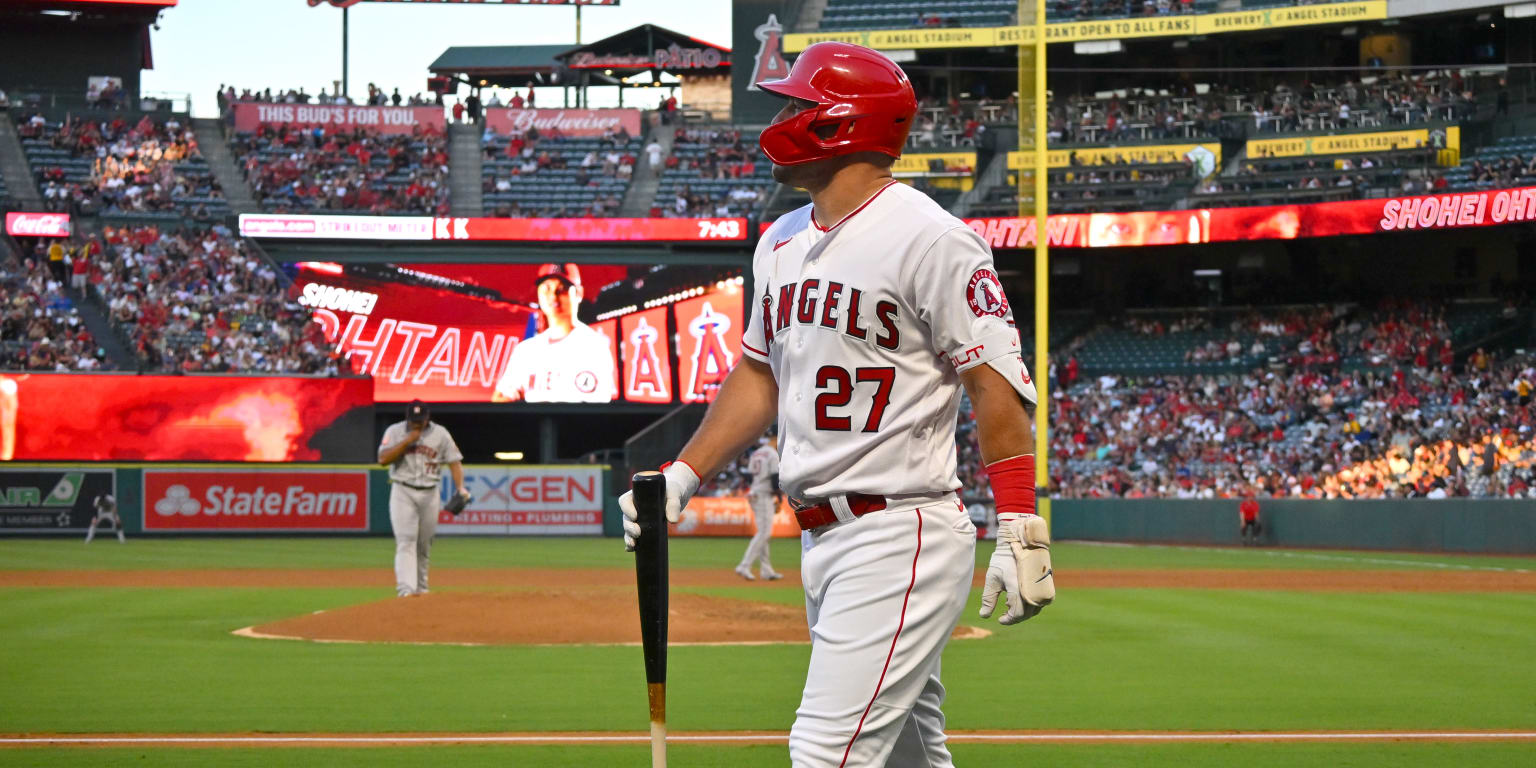 Mike Trout dealing with back injury