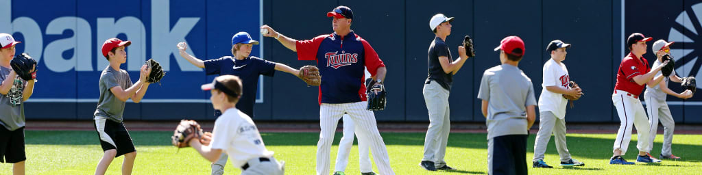 Minnesota Twins donate new gear to local high school baseball, softball  teams - CBS Minnesota