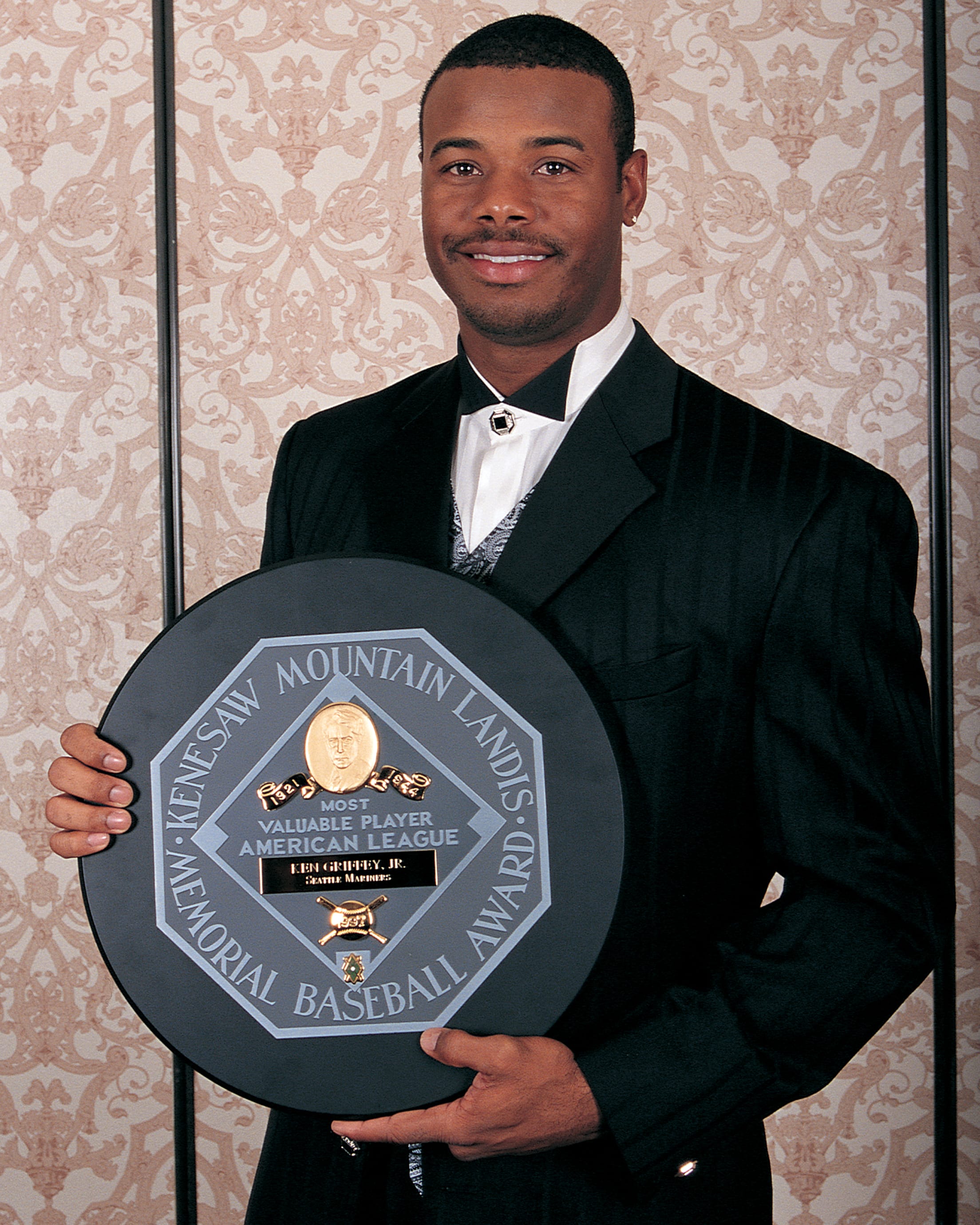 Griffey Jr. honored with achievement award