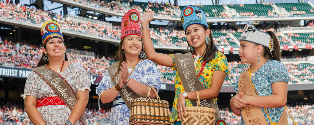 ᎠᏁᏦᎥᏍᎩ, Ball Player, The Atlanta Braves have partnered with the Eastern  Band of Cherokee Indians to produce a Syllabary t-shirt to help bring  awareness to the native