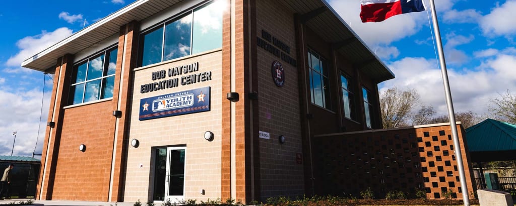 Bob_Watson_center_astros_twitter_1920