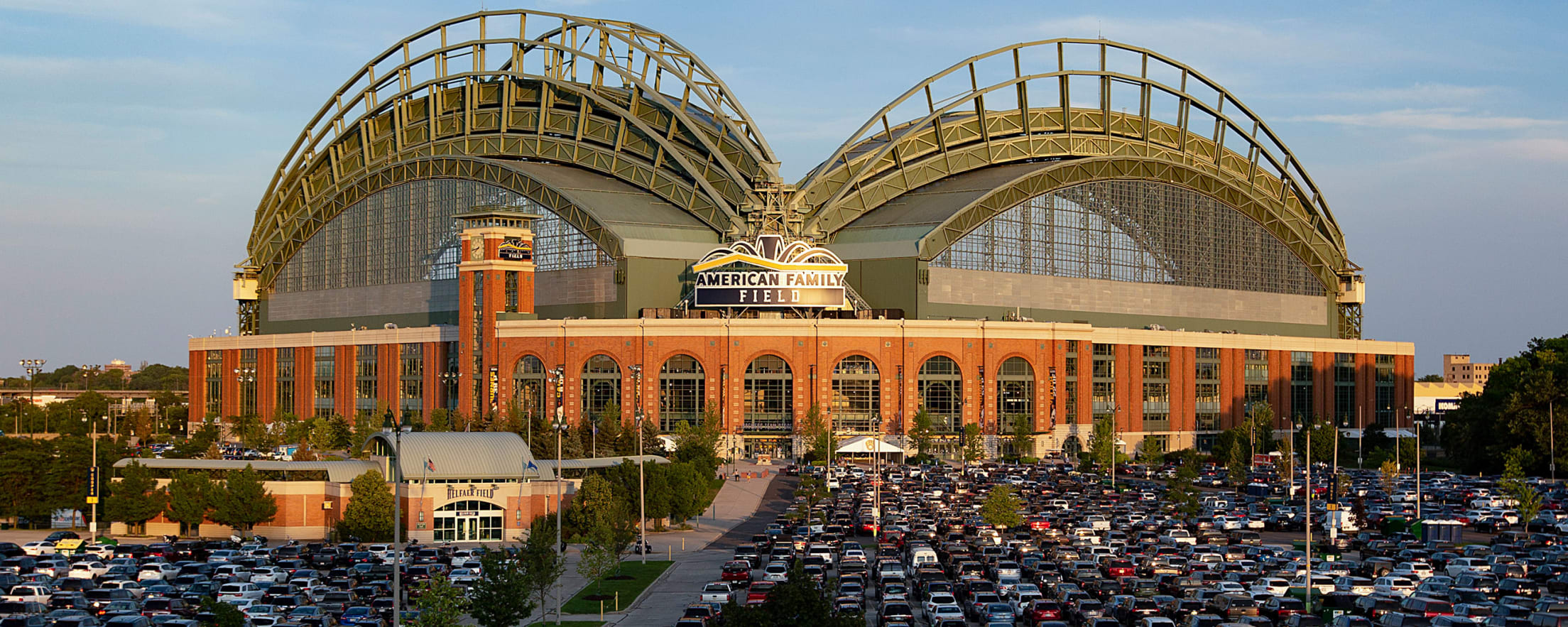 Brewers award Milwaukee educator as Teacher of the Month 