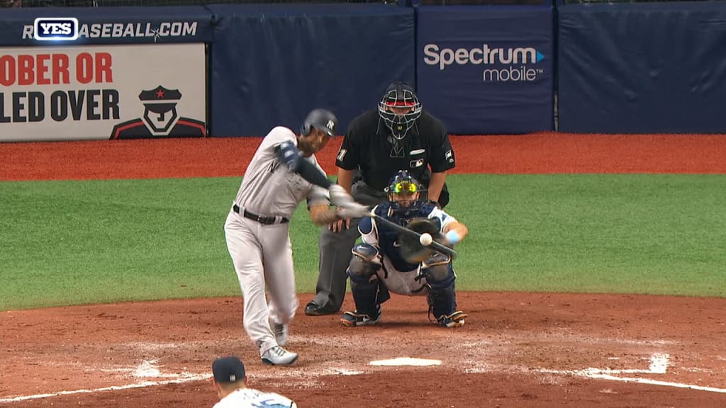 Hicks empata con HR en el 8vo