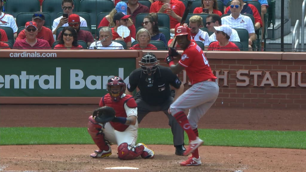 Aquino empuja a Votto con hit