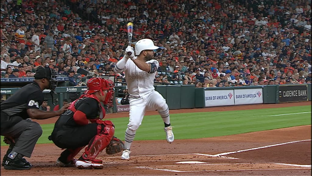 Altuve dispara un triple en el 1ro