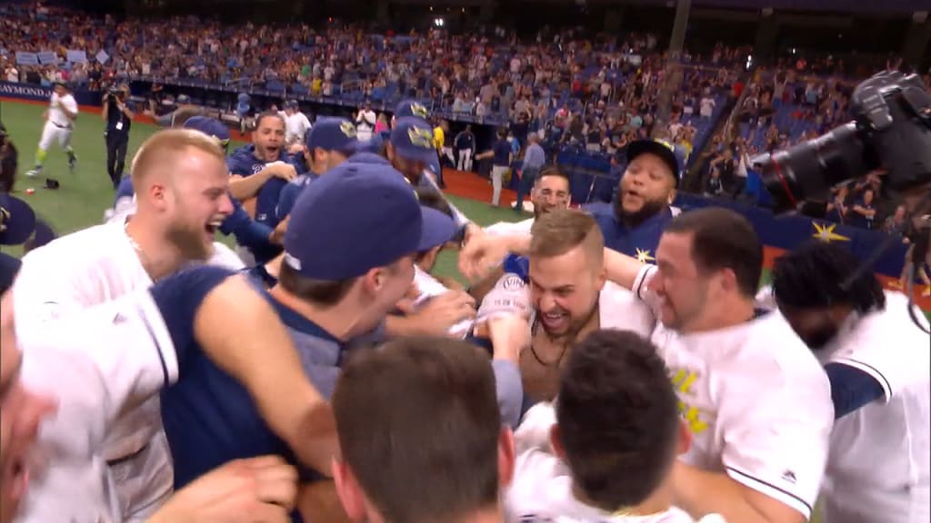 Lowe lo gana con HR en el 11mo