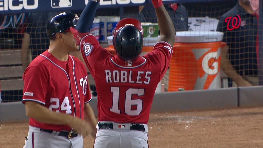 Robles produce con sencillo