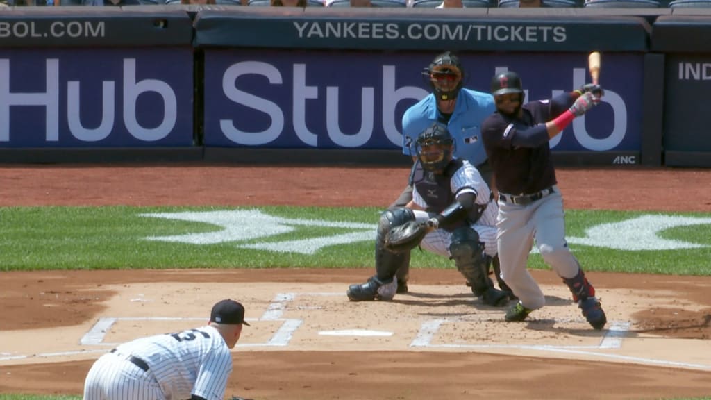 Santana impulsa dos con hit