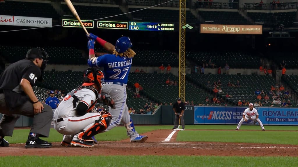 Vlad Jr. pega largo HR en la 8va