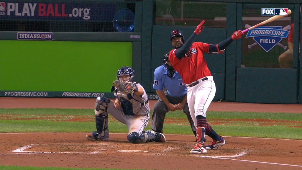 Reyes dispara HR de 2 carreras
