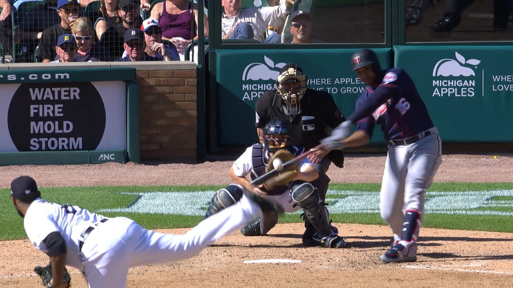 Schoop pega el HR #300 de los Mellizos