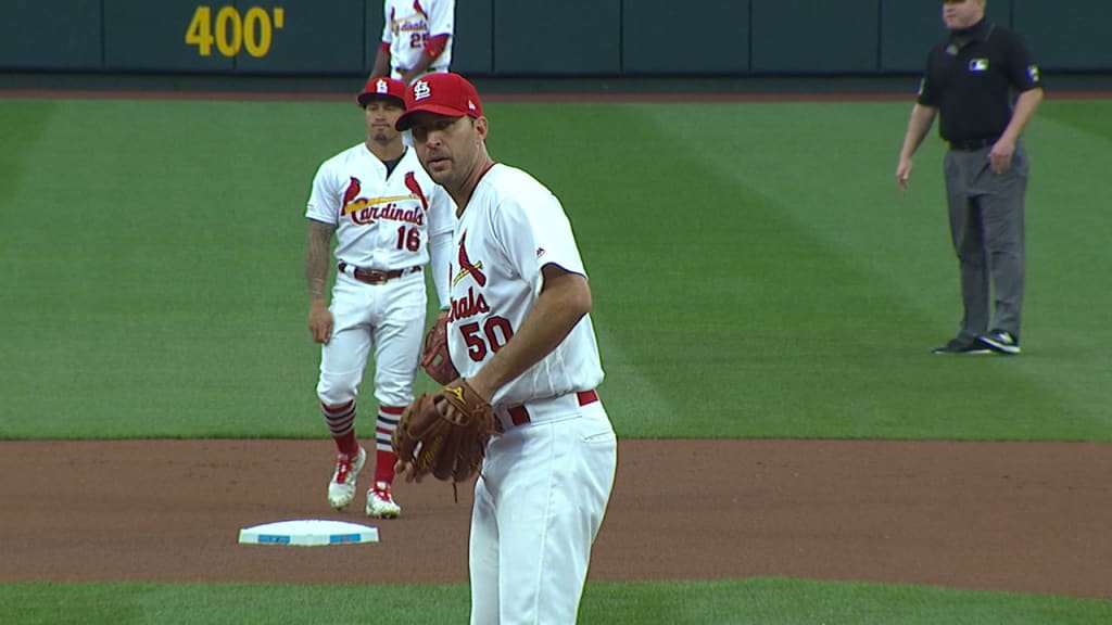 Wainwright poncha 9 en su apertura # 300