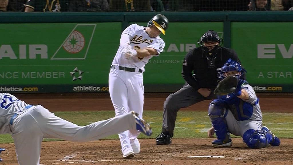 Olson da HR de 450 pies