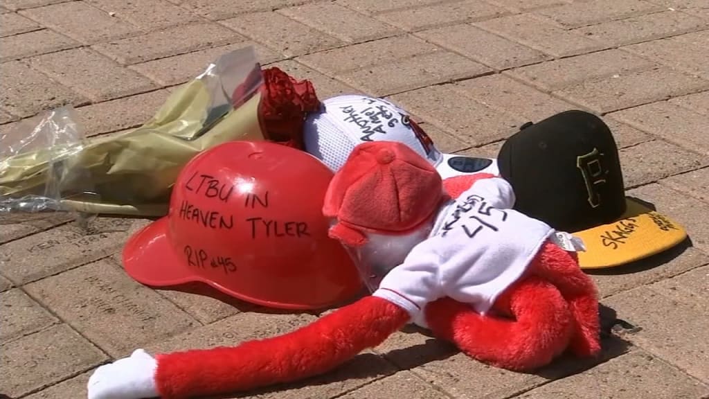 Fanáticos le rinden tributo a Skaggs