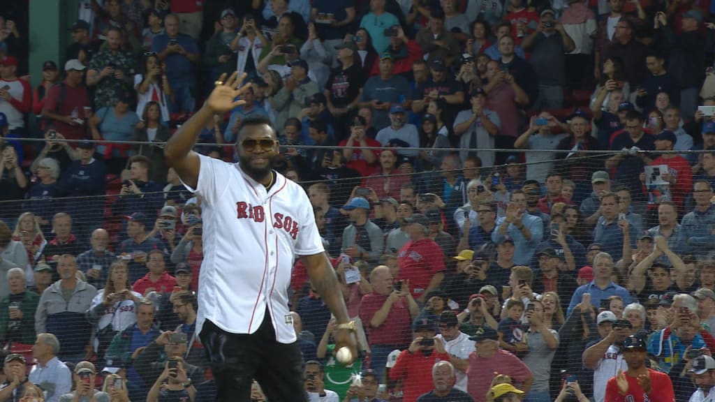 Big Papi hace el 1er lanzamiento