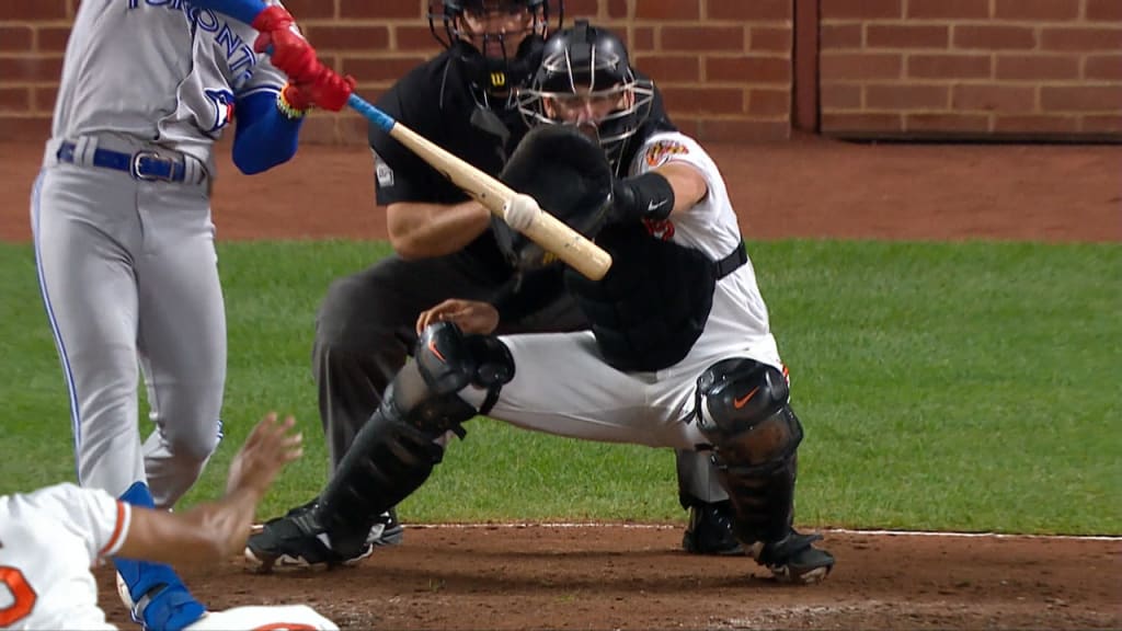 Biggio impulsa dos con hit