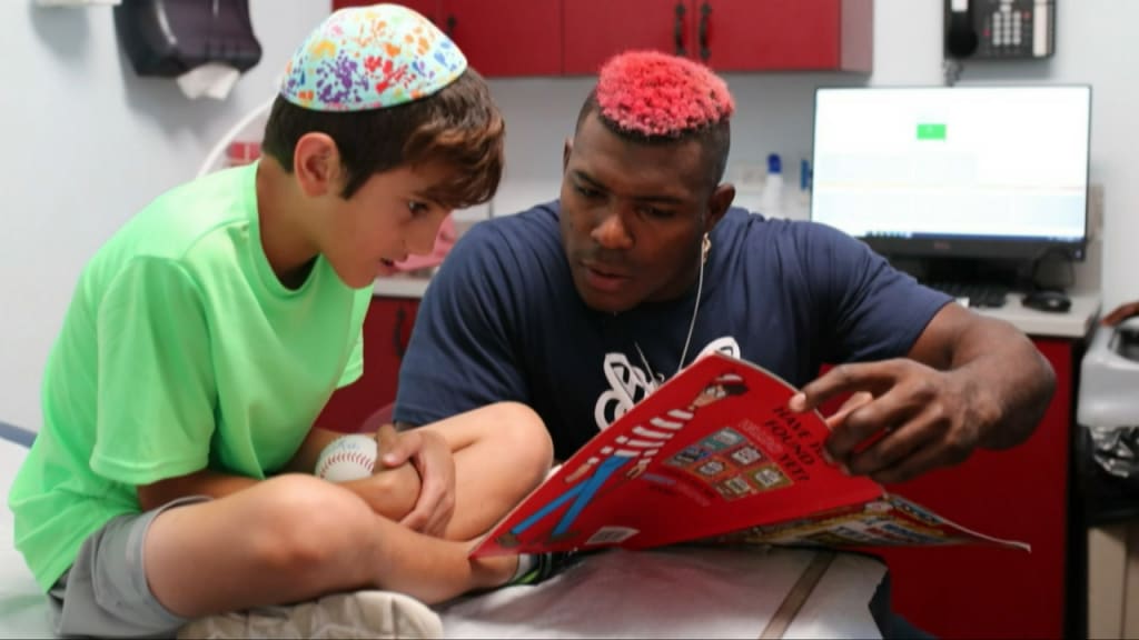 Puig visita el campamento Simcha
