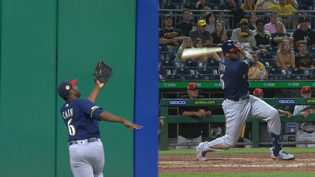 Cain se luce con bate y guante