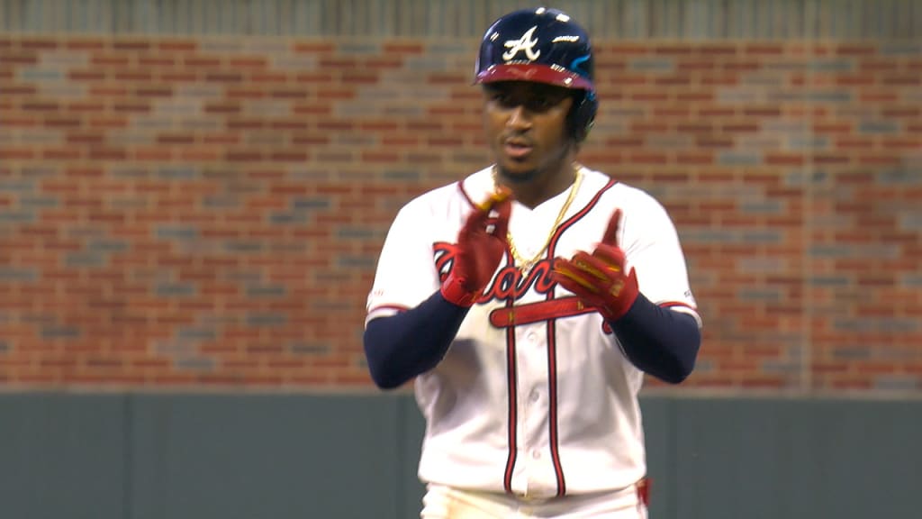 Albies produce dos con doble