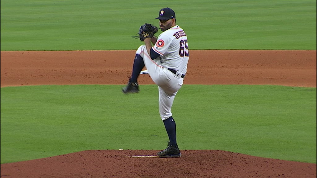 Urquidy luce en 1er triunfo en MLB