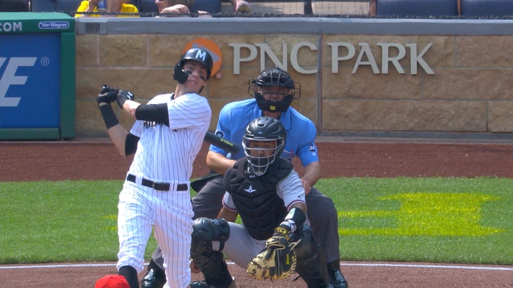 Yelich impulsa con triple