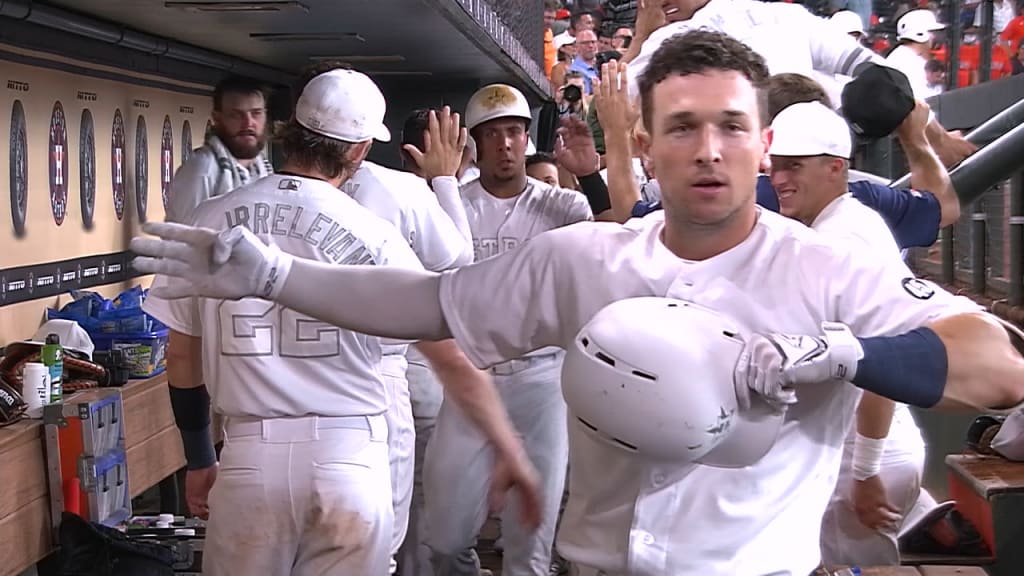 A-Breg dispara HR de 3 carreras