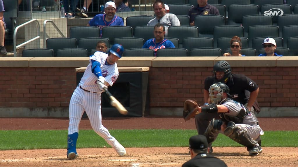 McNeil produce dos con HR