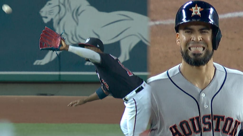 Robles cubre terreno y realiza la atrapada