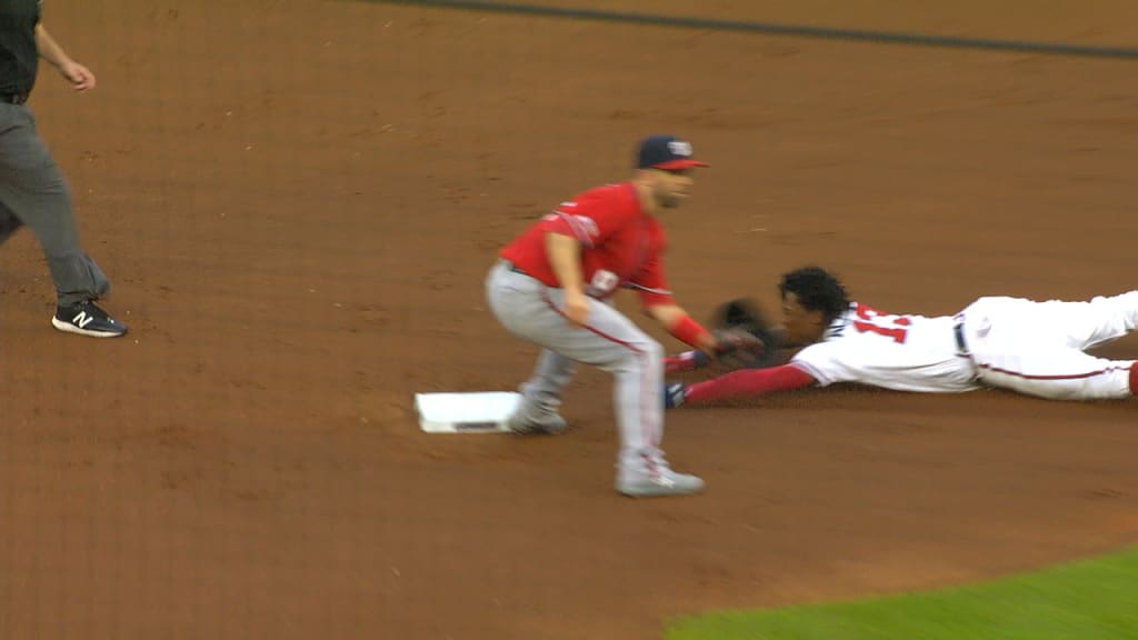 Acuña Jr. roba su base #20