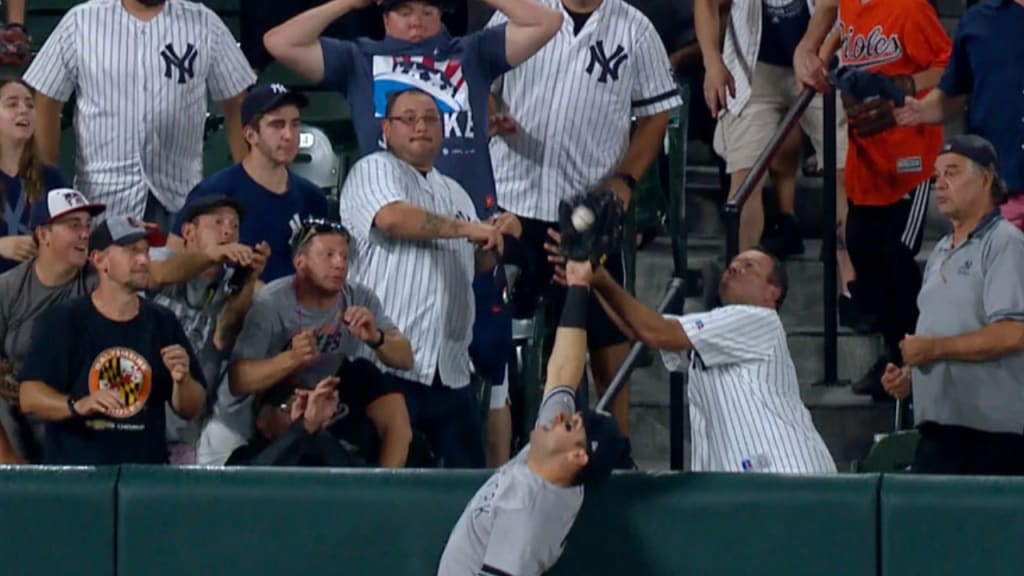 Tauchman le roba HR a Orioles