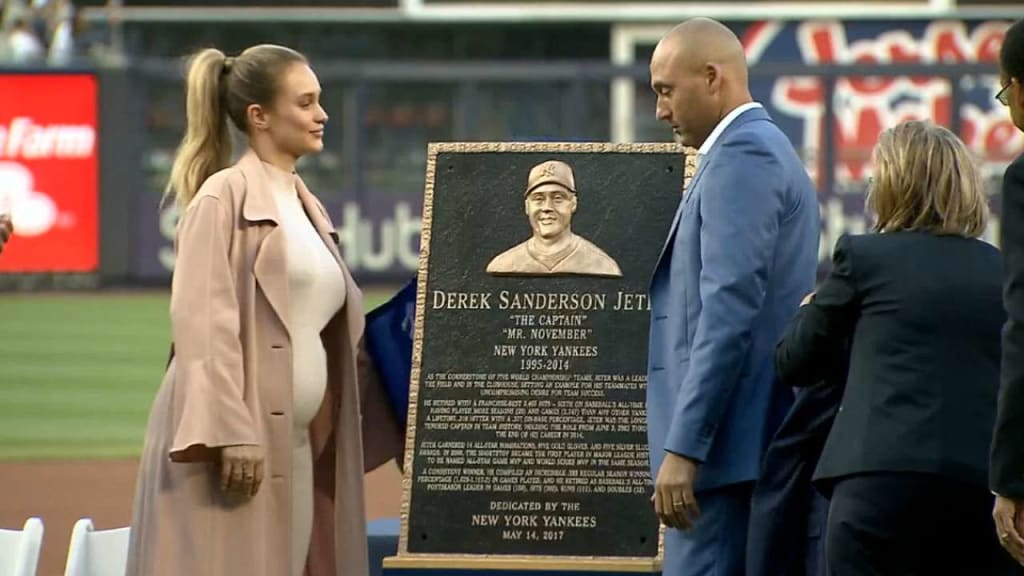 Develan placa en honor a Jeter