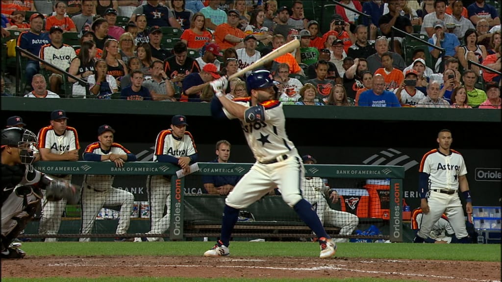 Altuve empuja con triple
