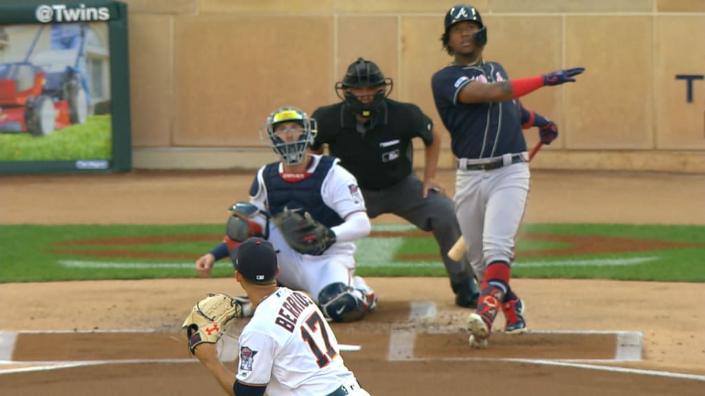 Acuña arranca con jonrón