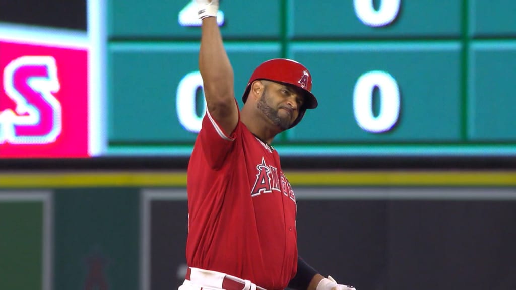 Pujols hace historia y empuja 3 carreras