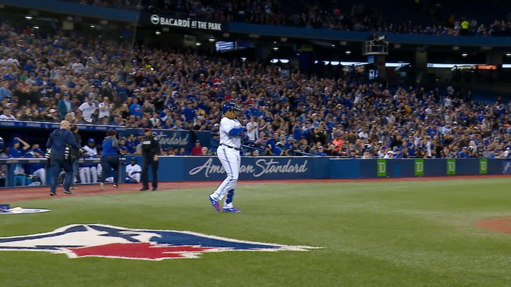 Vlad Jr. es ovacionado en su 1er turno al bate