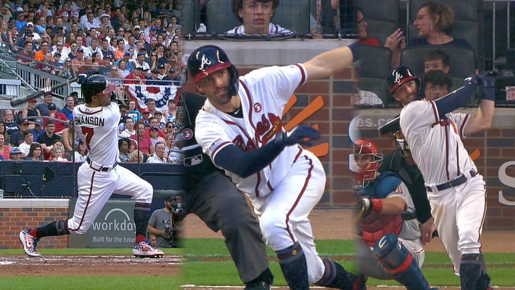 Swanson dispara 2 jonrones