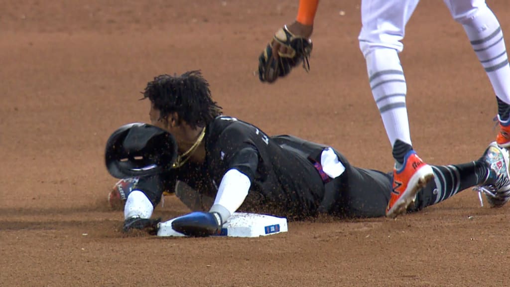 Acuña se une al club 30-30 con robo