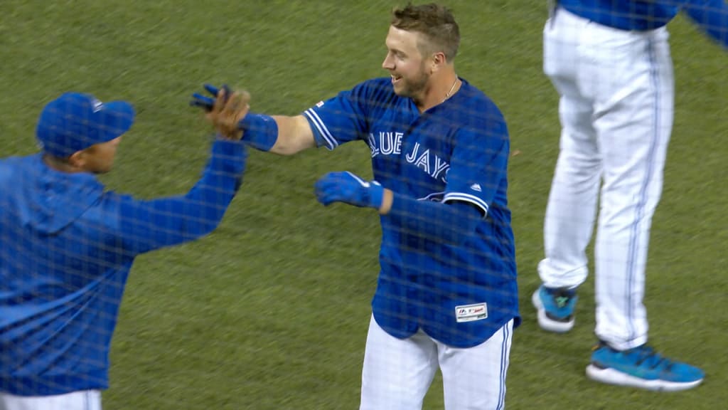Smoak define con hit en el 11