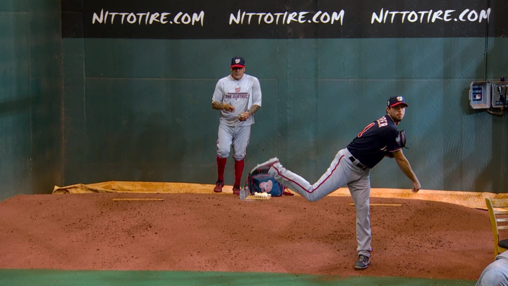 Scherzer calienta en el bullpen