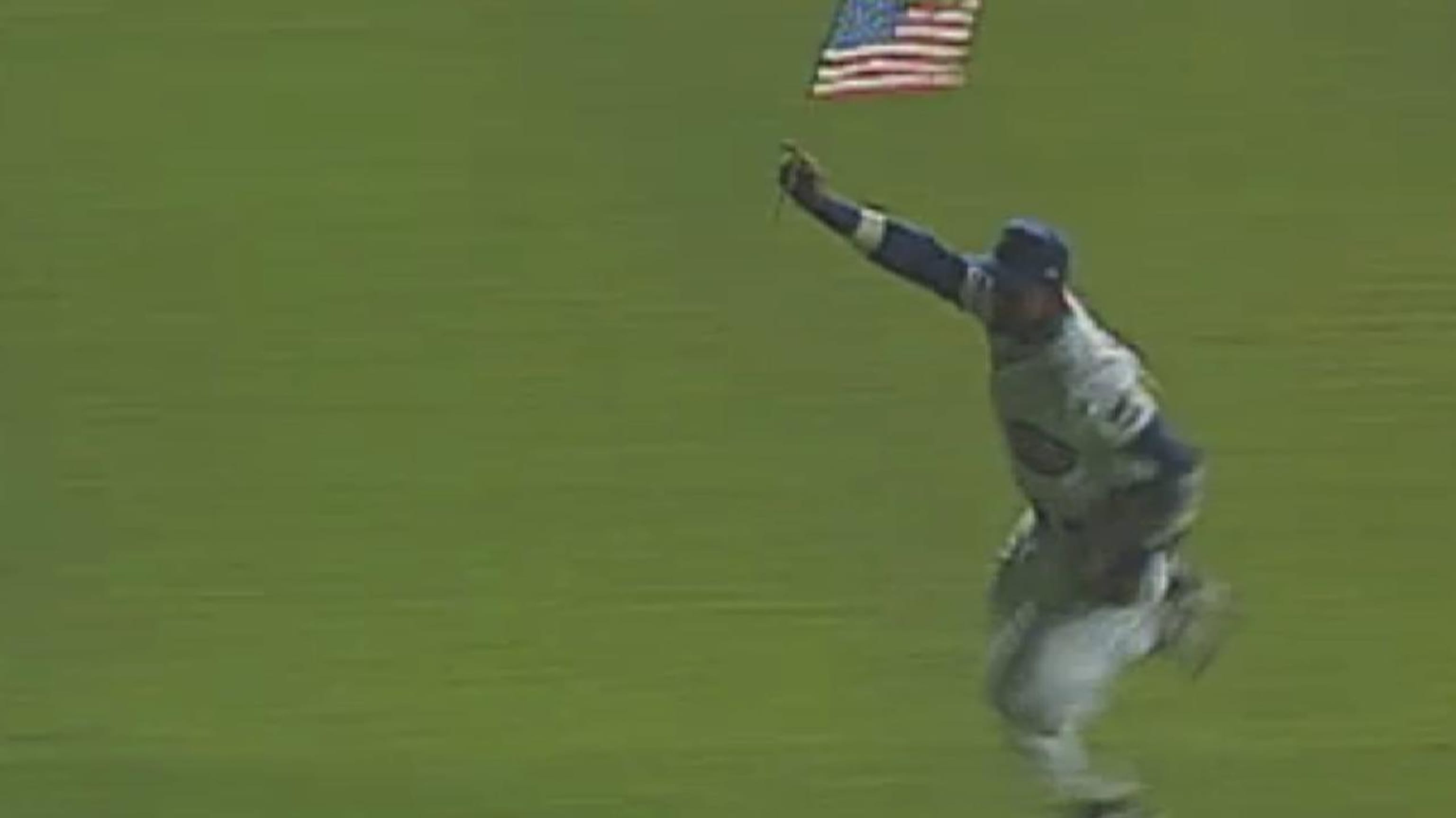 Sosa circles Wrigley with flag