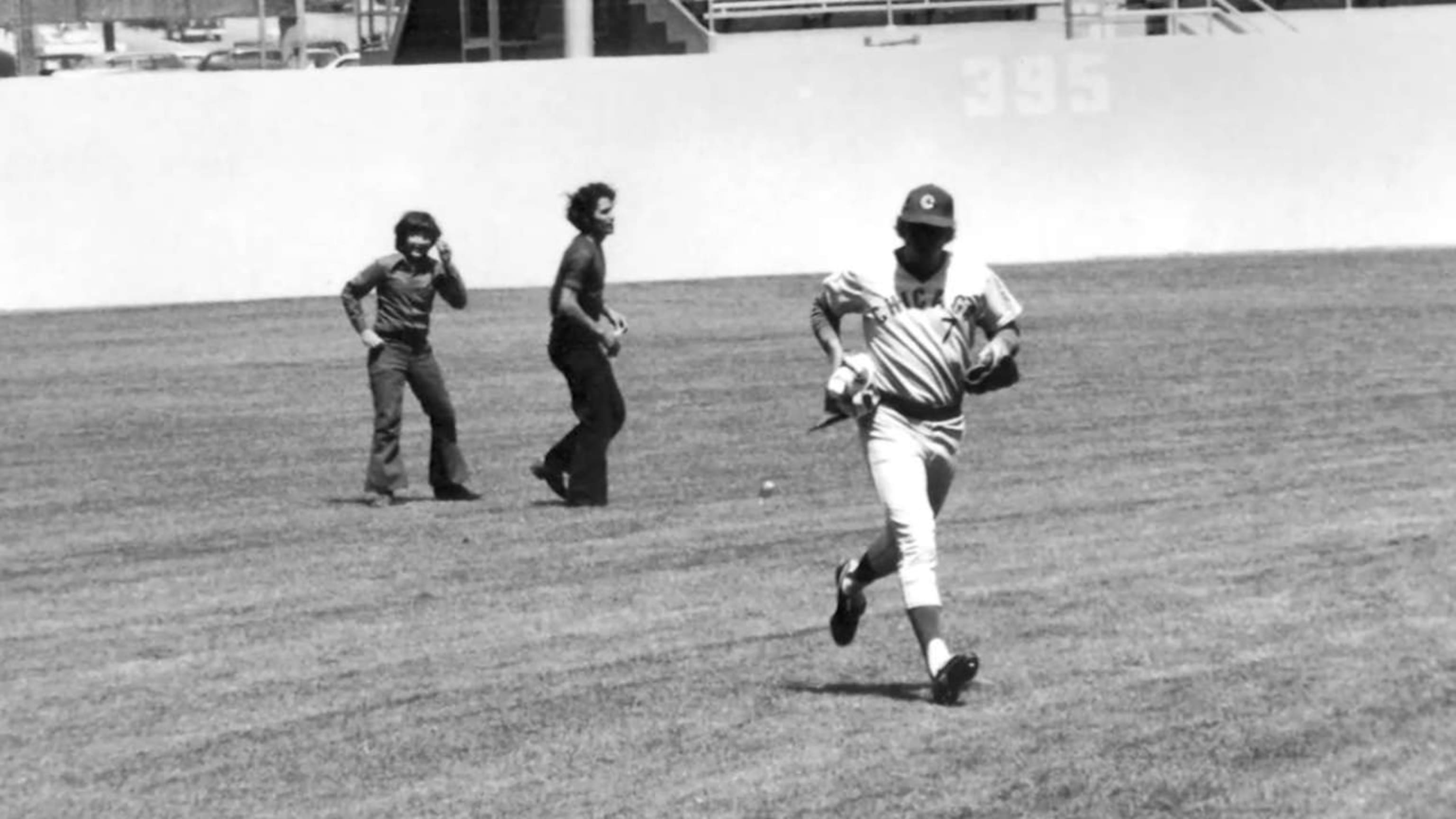 Rick Monday 1976 Chicago Cubs Saves Burning USA Flag Dodger Stadium 8x10  Photo